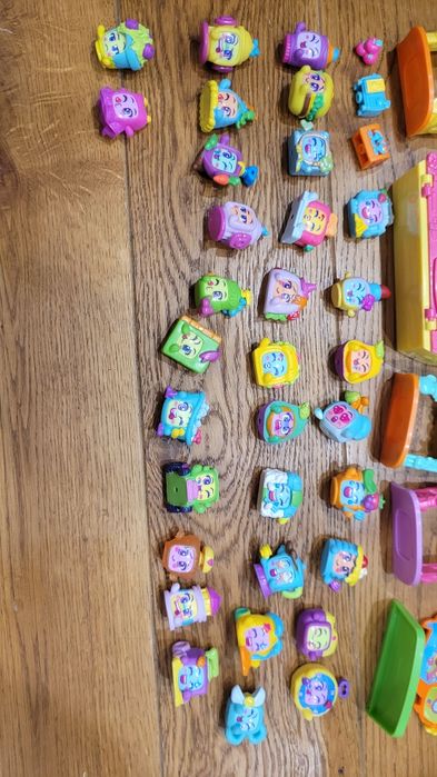 Figurki Moji Pops + 5 budek firmy Magicbox