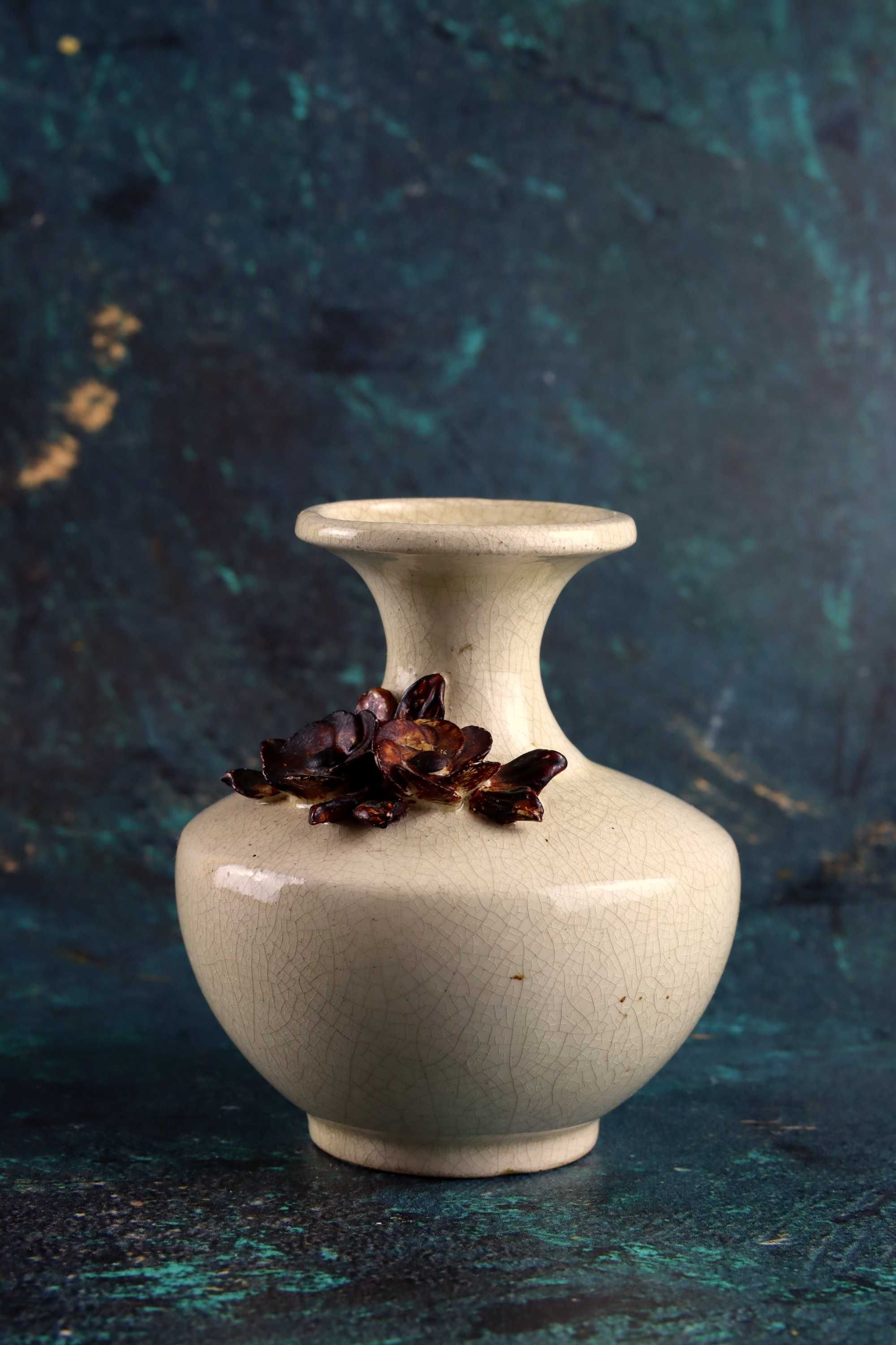 Ceramiczny wazonik z brązowymi kwiatkami ceramika prl vintage wazon
