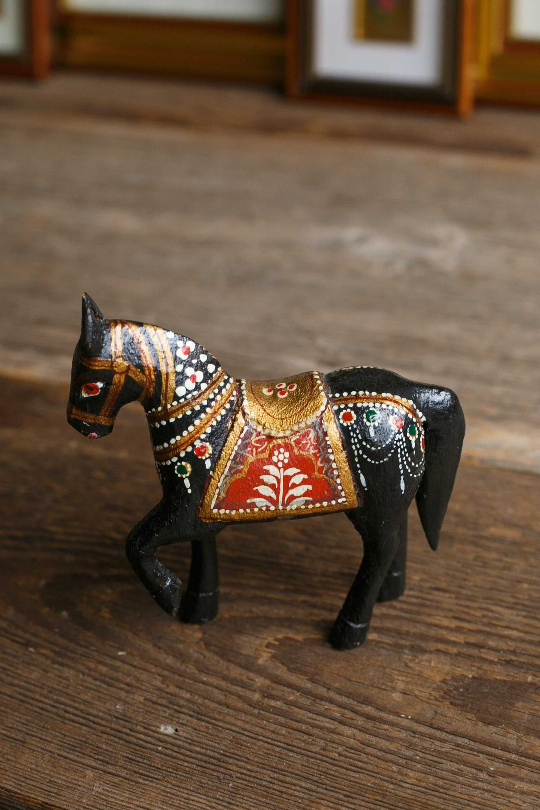 stara drewniana figurka konia z malowanym wzorem