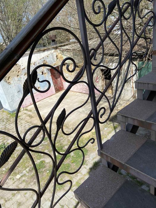Металеві сходи з кованими перилами