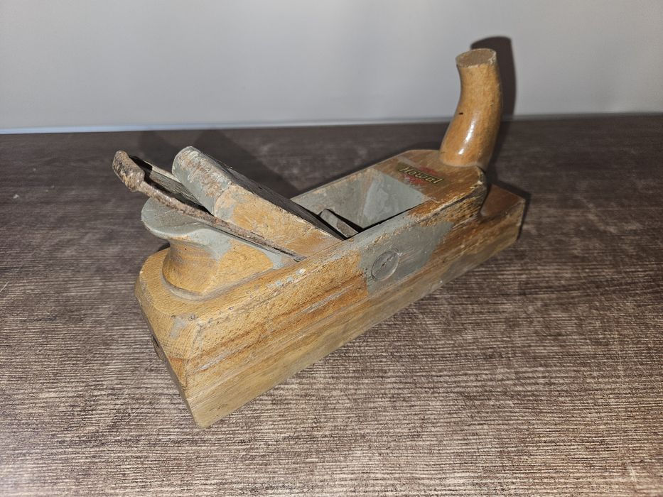 Tradycyjny, drewniany strug hebel ręczny.