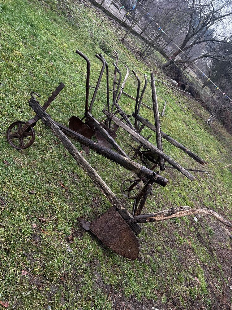 Stary sprzęt rolniczy drewniany konny pług kuty do ogrodu