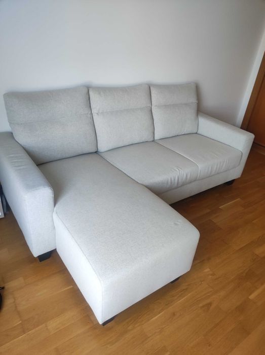 sofá com chaise longue.