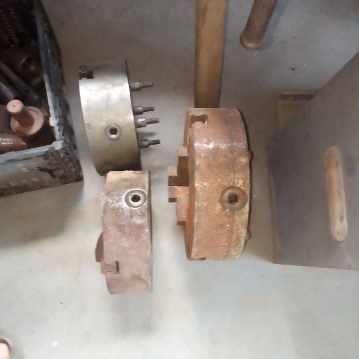 Поворотний столик і токарні патрони