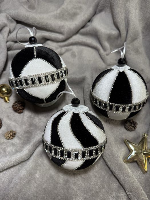 Набір ялинкових прикрас ручної роботи.