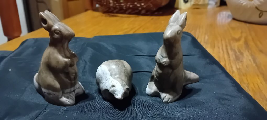 Zestaw figurek kangurów i bobra