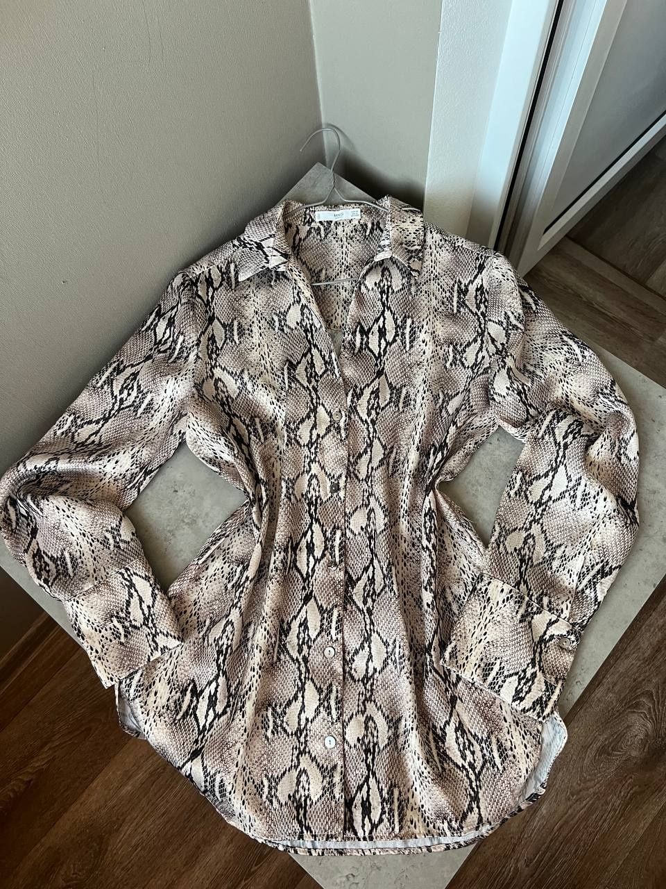 Блуза Mango в змеиный принт рубашка шелковая/атласная xs-s