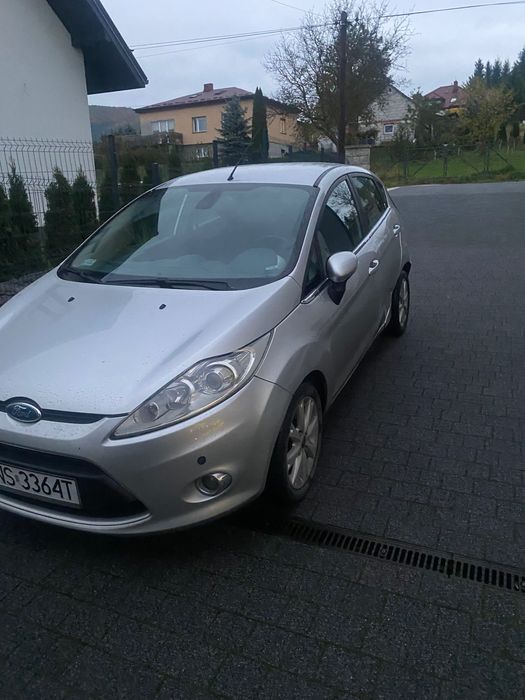 Ford fiesta MK7 uszkodzony lewy bok
