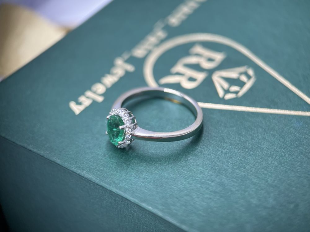 Кольцо с изумрудом 0.95 и бриллиантами в золоте 585