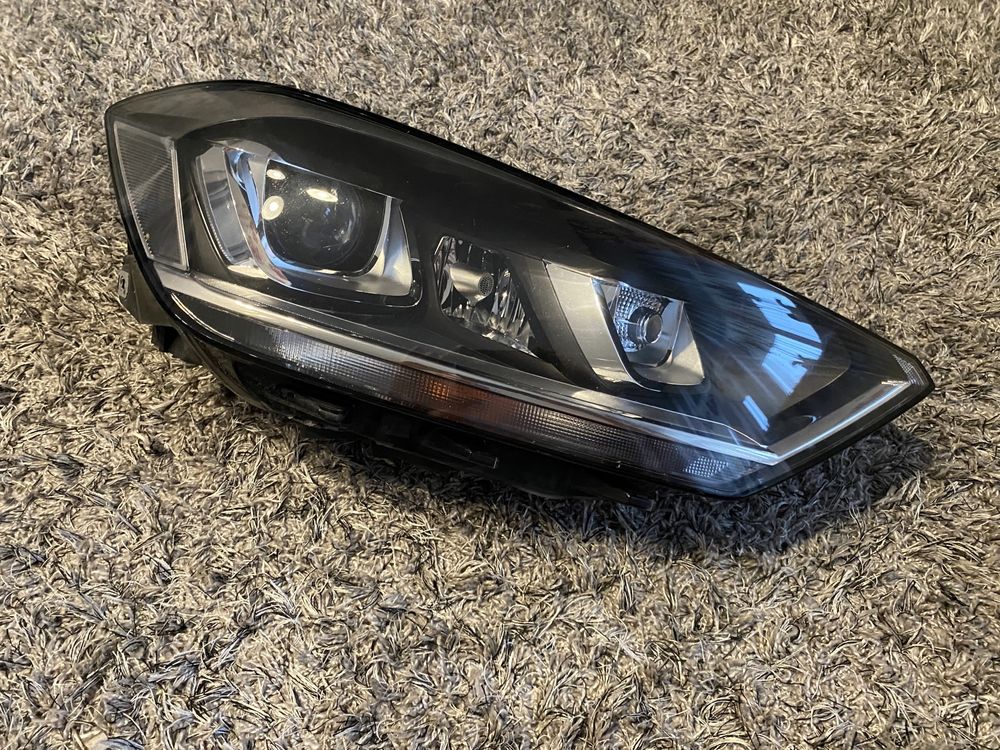 Volkswagen GOLF lampa przednia prawa Sportsvan