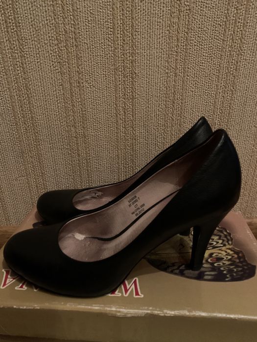 Класичні стильні шкіряні туфлі