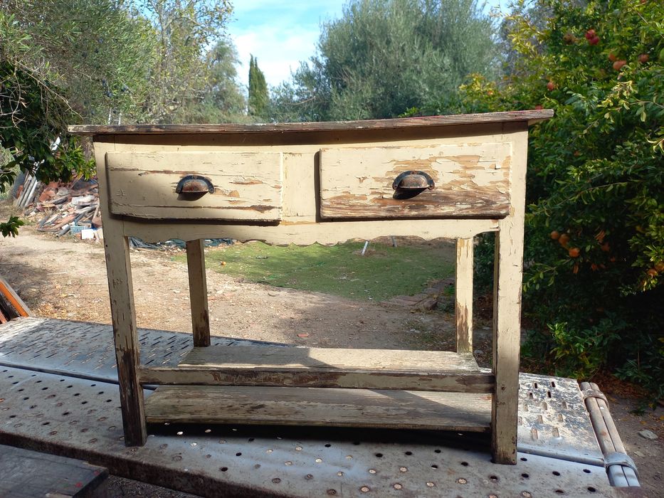Mesa de cozinha rústica usada