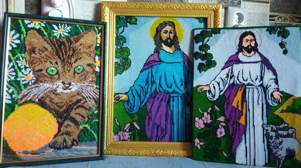 Колекція картин, вишита вручну хрестиком.