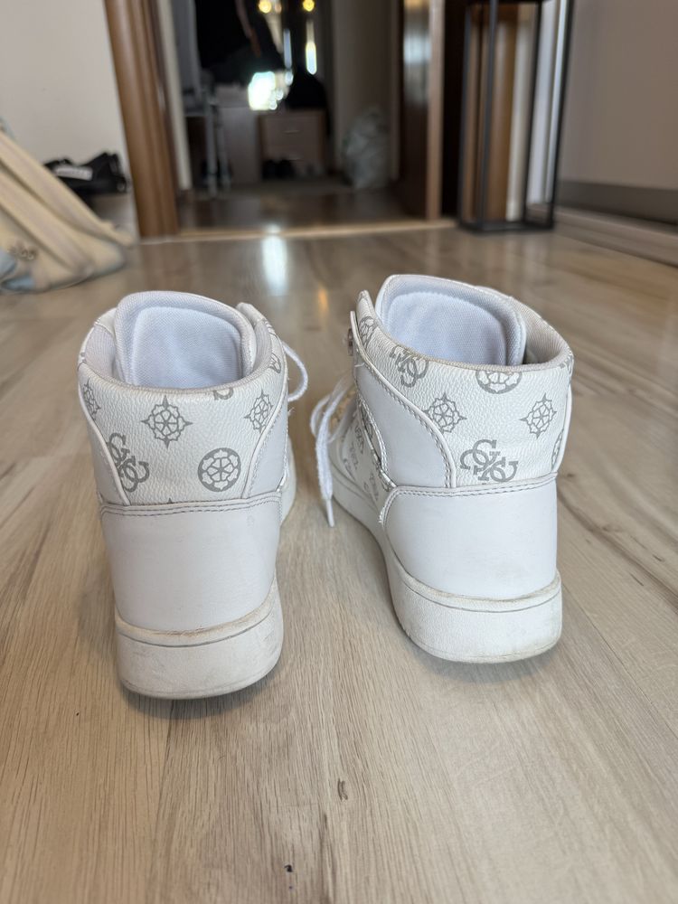 Białe buty wysokie trampki damskie Guess z monogramem, rozmiar 38