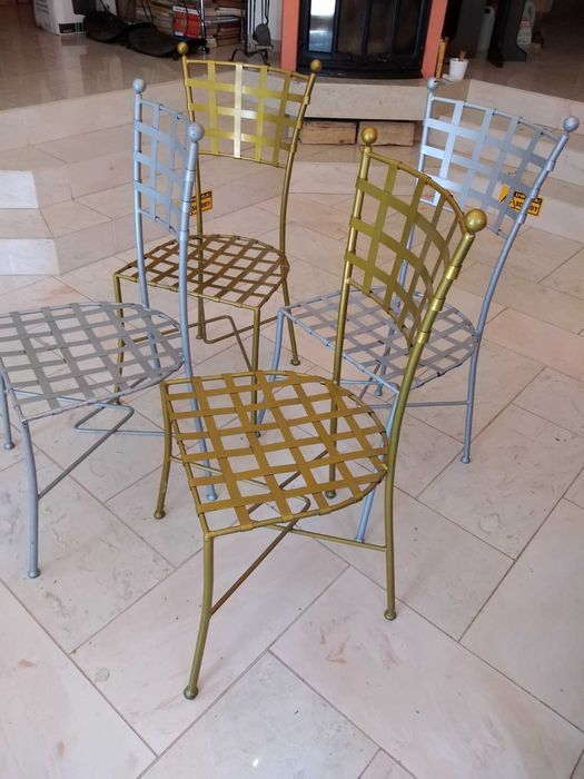 Piękne krzesła metalowe designerskie z galerii, taras, balkon, wnętrza