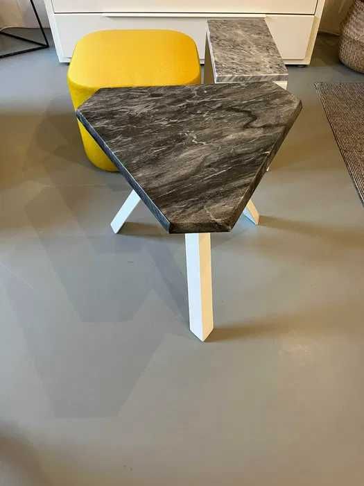 **Mesa Triangular em Mármore Portuguesa**