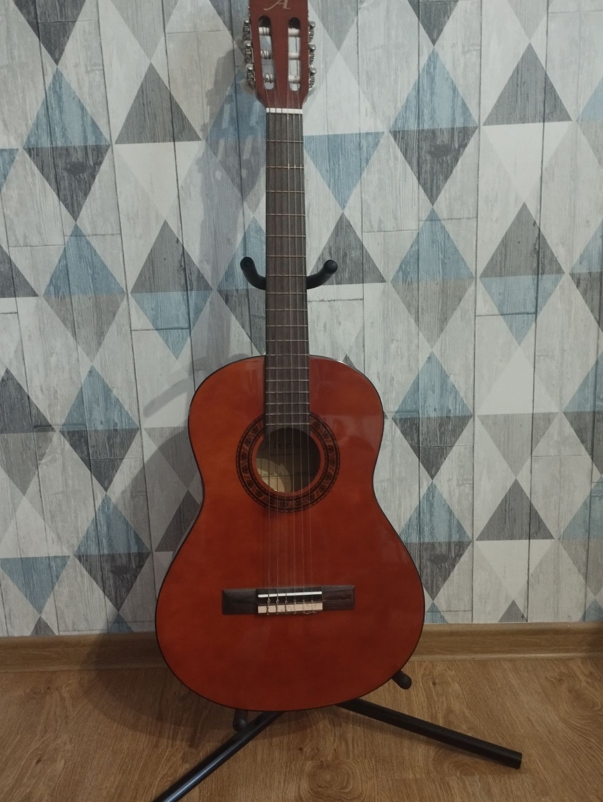 Gitara klasyczna wraz ze stojakiem i pokrowcem .