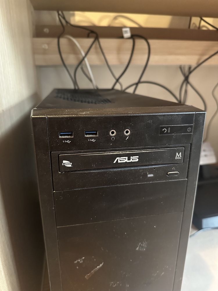 zestaw, komputer pc, nowy monitor i klawiatura,