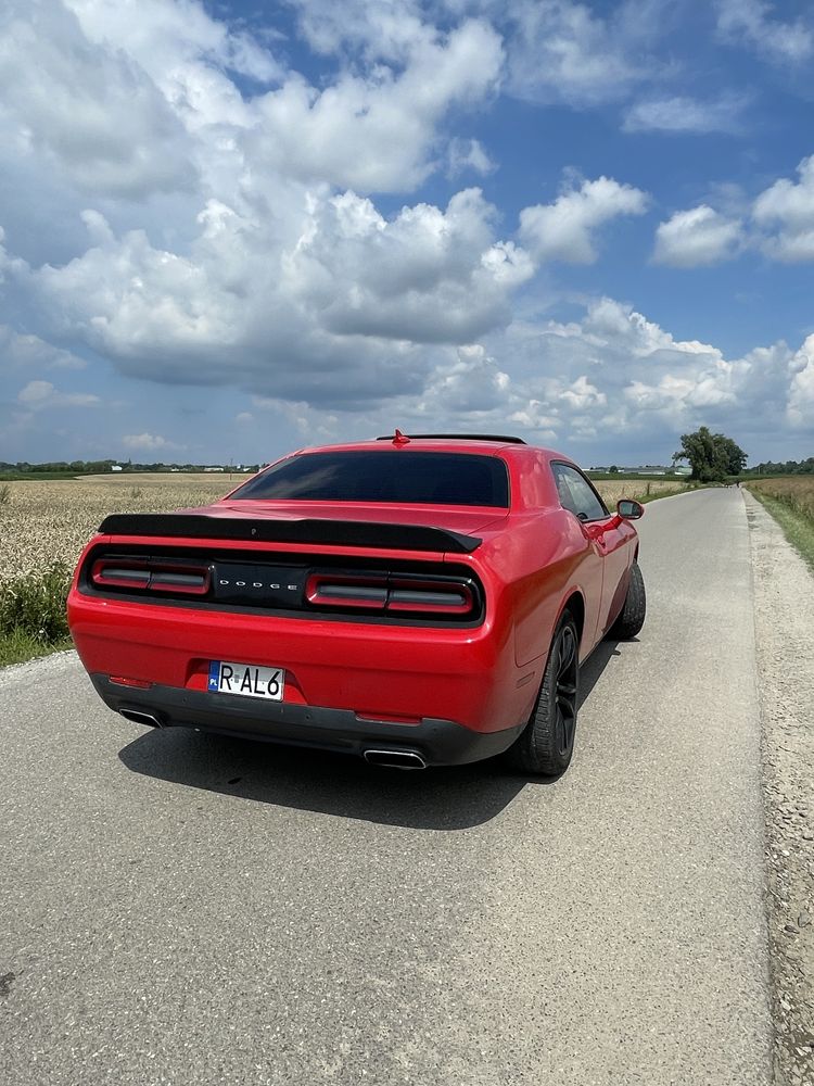 Dodge challenger sxt plus