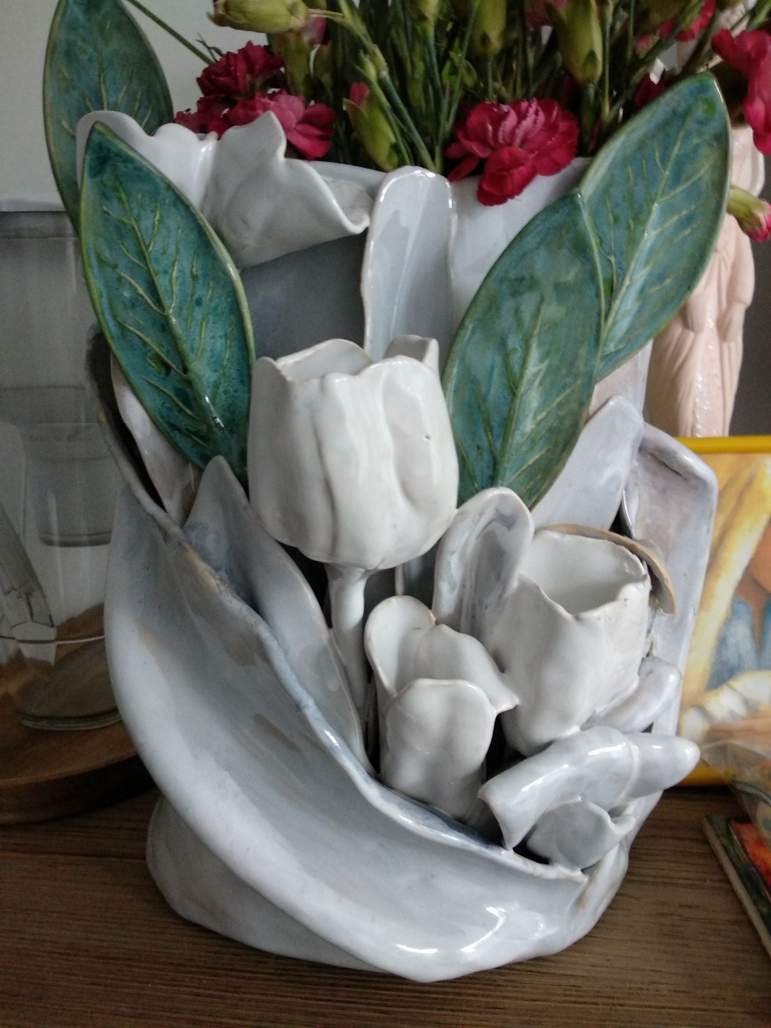 Oryginalny wazon pełno ceramiczny w białe tulipany. Ręcznie robiony.