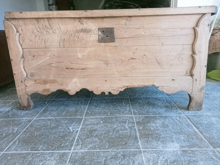 Arca  antiga para restauro  de madeira centenária