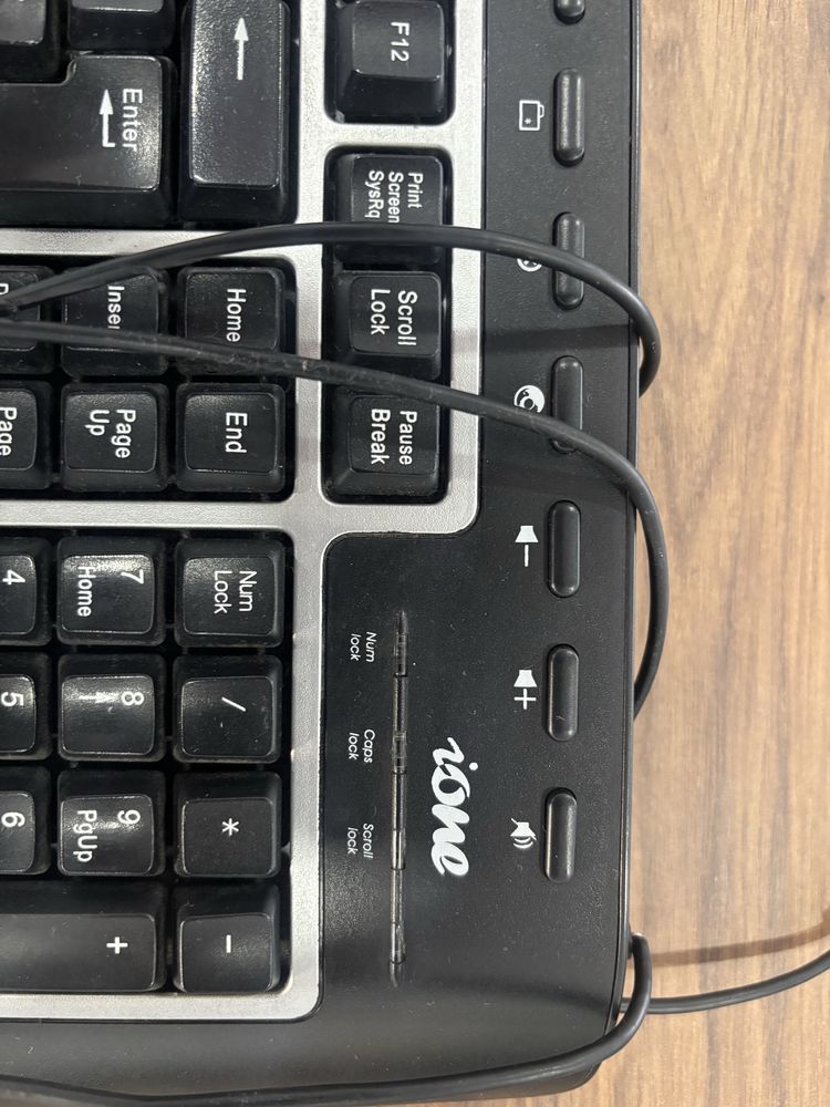 Teclado e rato com fios