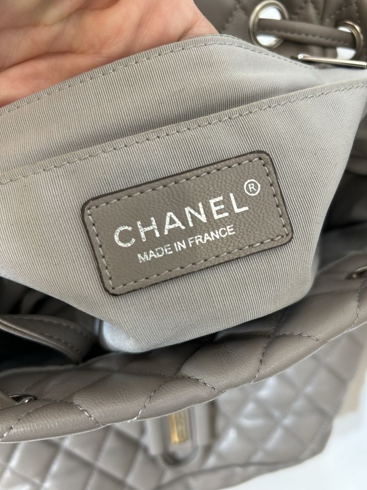 Рюкзак Chanel гарного сірого кольору.