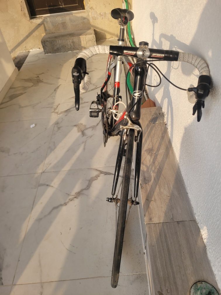 Vendo um bicicleta de corrida.