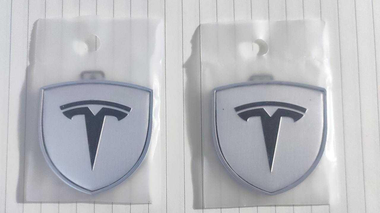 Стильная эмблема авто Tesla
