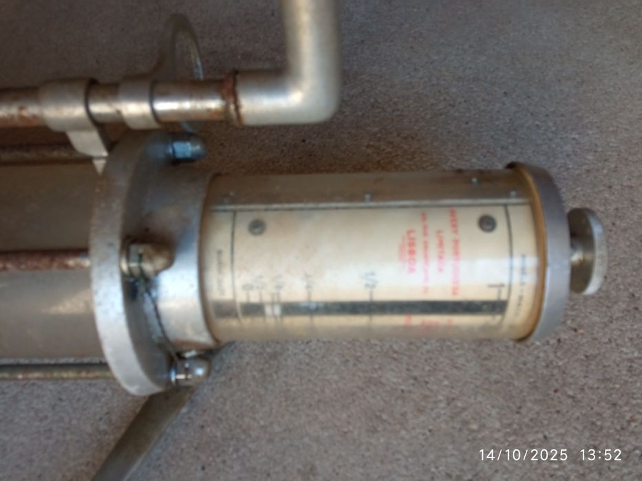 Bomba antiquíssima de medicação e extração do azeite