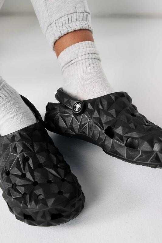 жіночі шльопанці crocs classic geometric clog женские сабо крокс