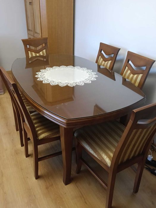 Drewniany stół z krzesłami