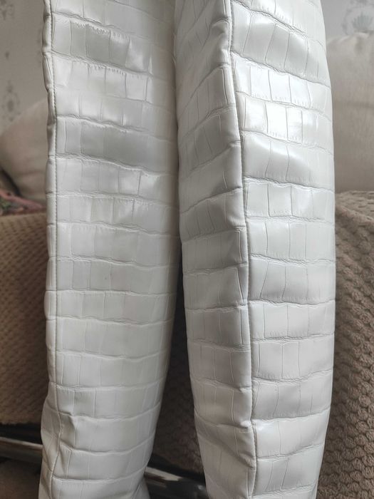 Дуже високі стильні білі жіночі черевики, шкірзам. Під крокодила