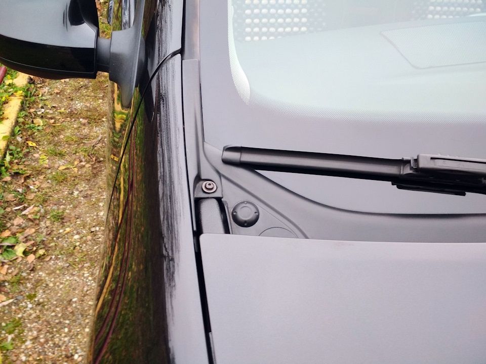Накладка не петлю капота Renault Sandero, Logan 2014