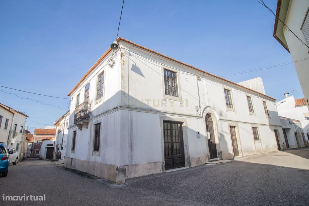 Moradia de traça antiga Portuguesa, com terraço e pátio interior
