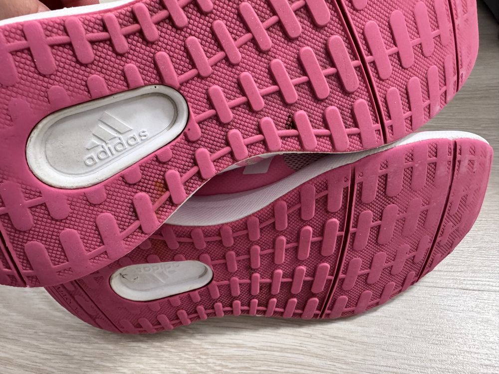 Adidas 35.  Для девочки кроссовки