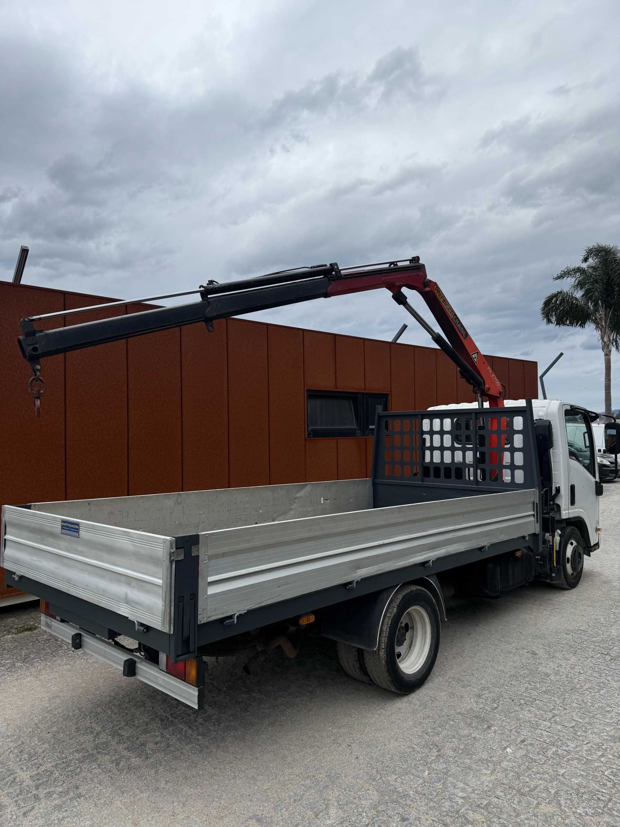 Carrinha Isuzu com grua Palfinger PK2700