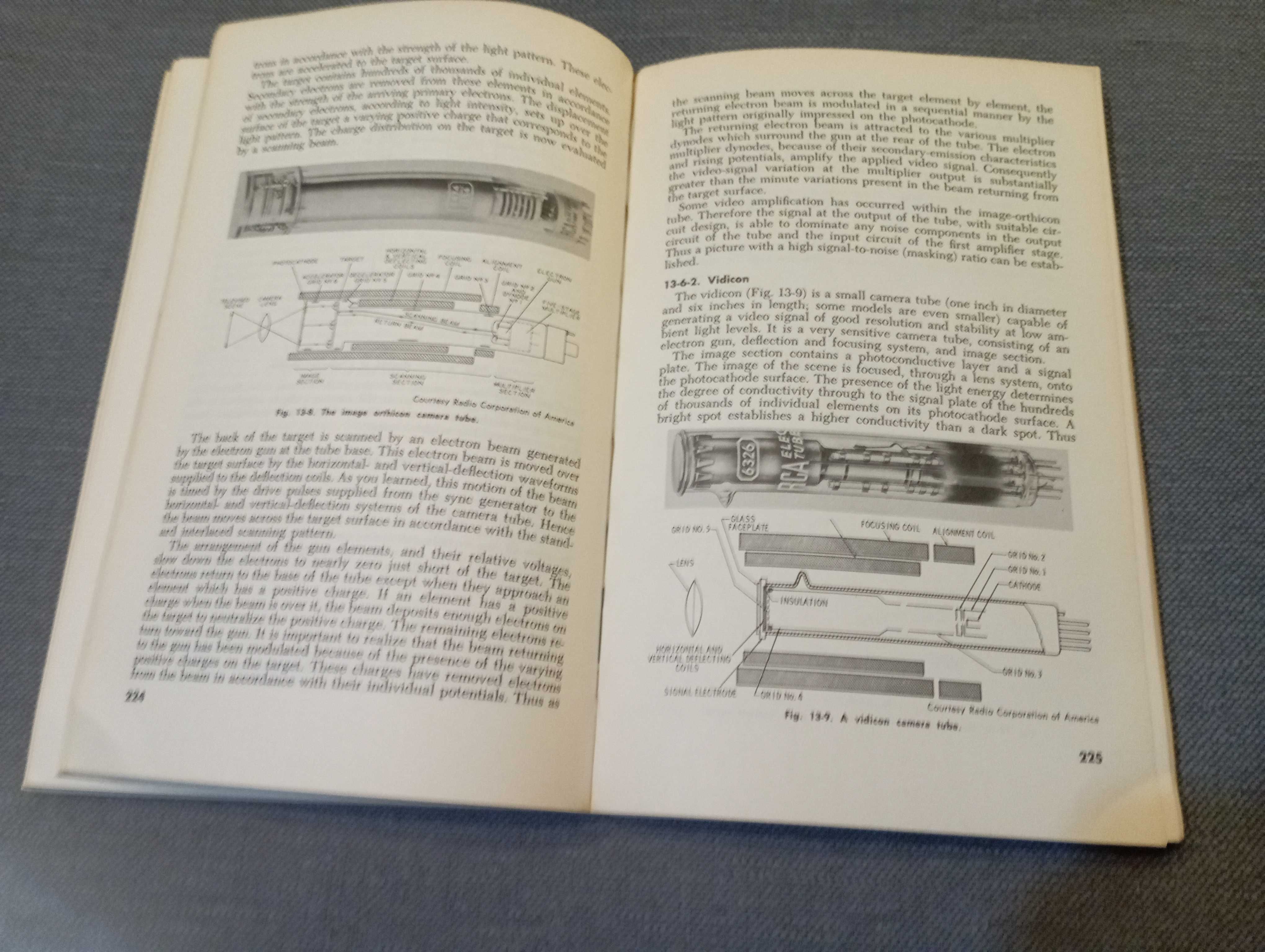 Lote de 3 Livros sobre radios antigos  (2 + 1 Booklet)