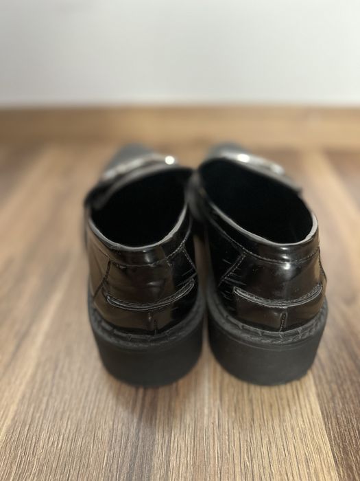 Czarne mokasyny z ozdobną klamrą Zara