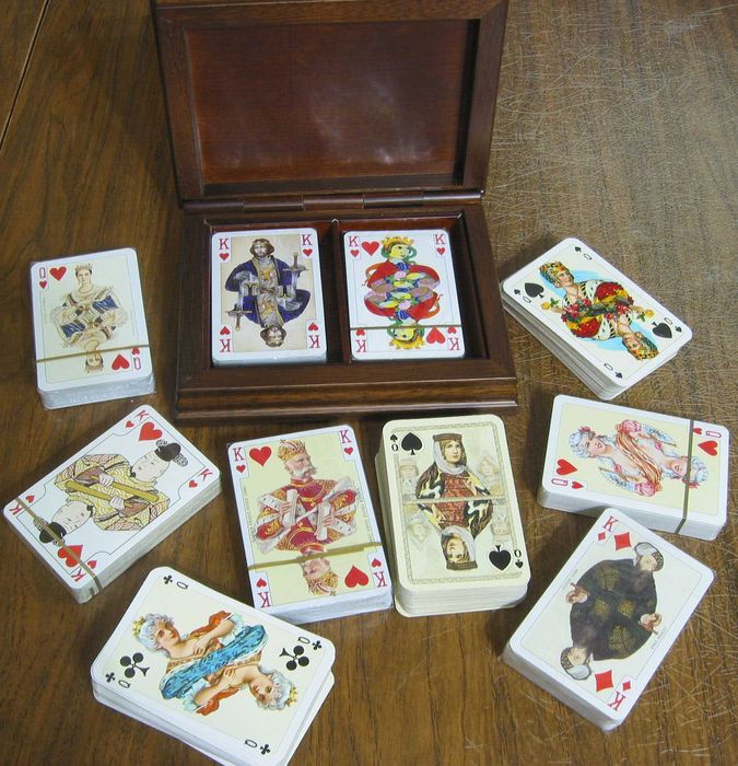 Коллекционные игральные карты в  спец коробке на выбор piatnik dondorf