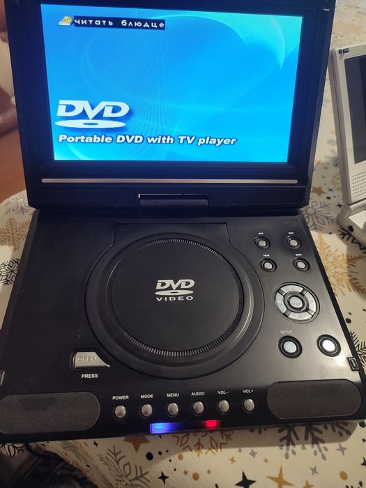 Міні ТВ + ДВД+СД читає всі диски.