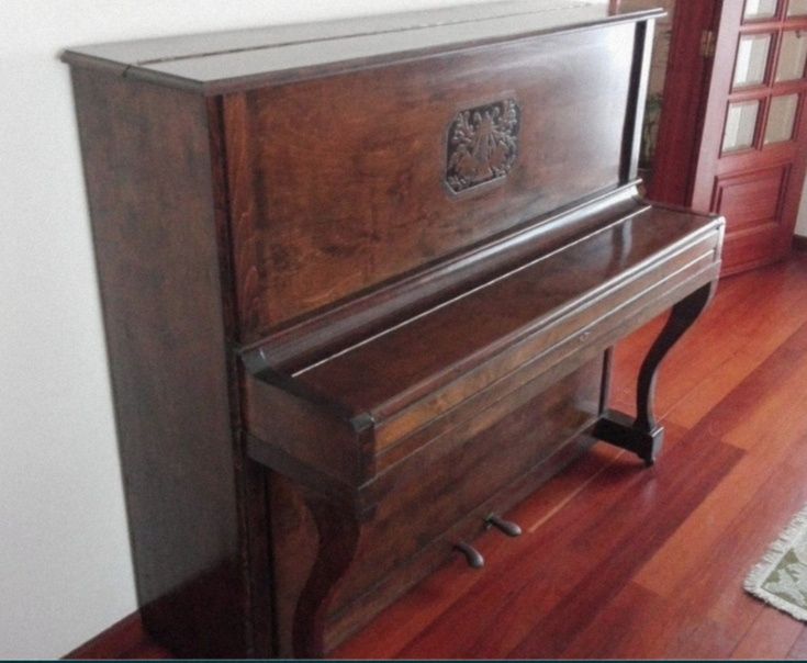 Piano vertical Leutner, 85 teclas