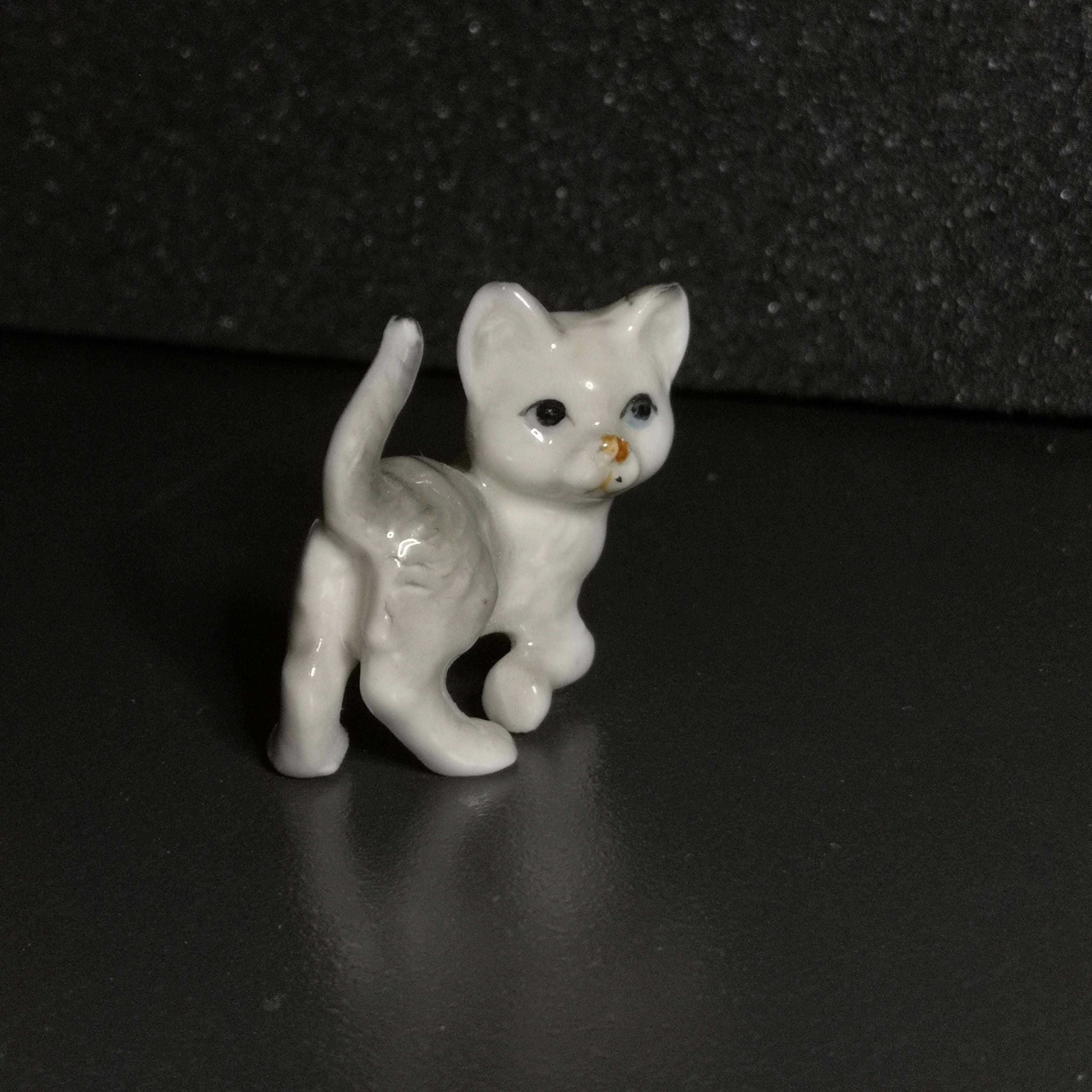Декоративна фарфорова статуетка котика