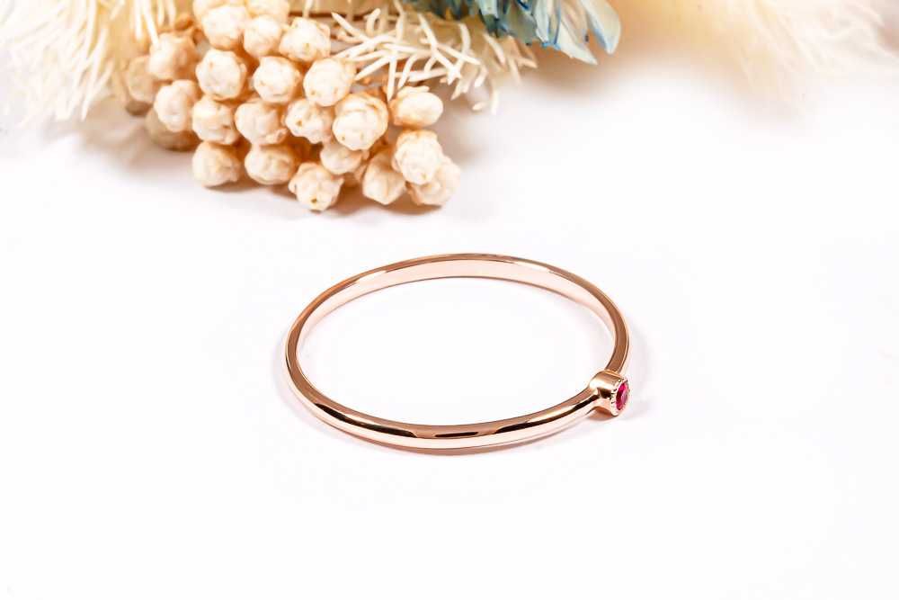 Кольцо из красного золота с рубином