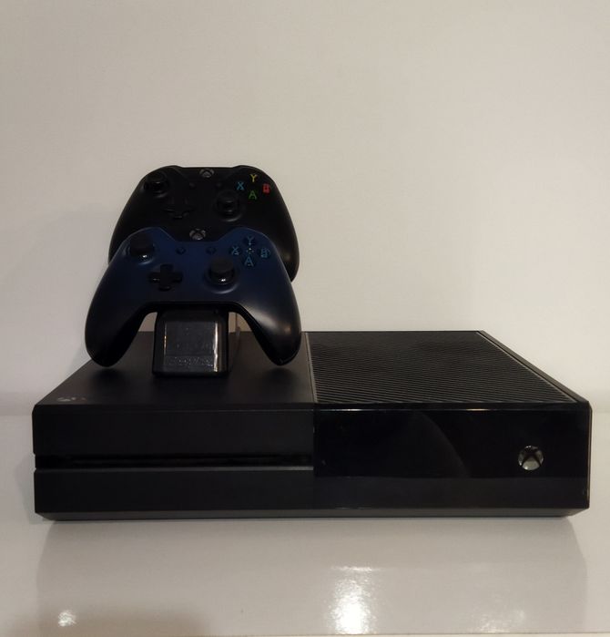 konsola Xbox One + 2 kontrolery/pady+stacja ładująca + zasilacz