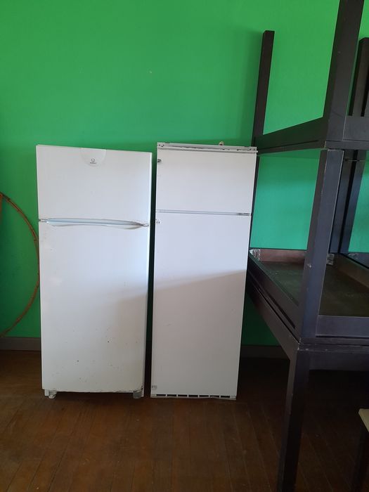 Vendo 2 frigoríficos e 2 arcas