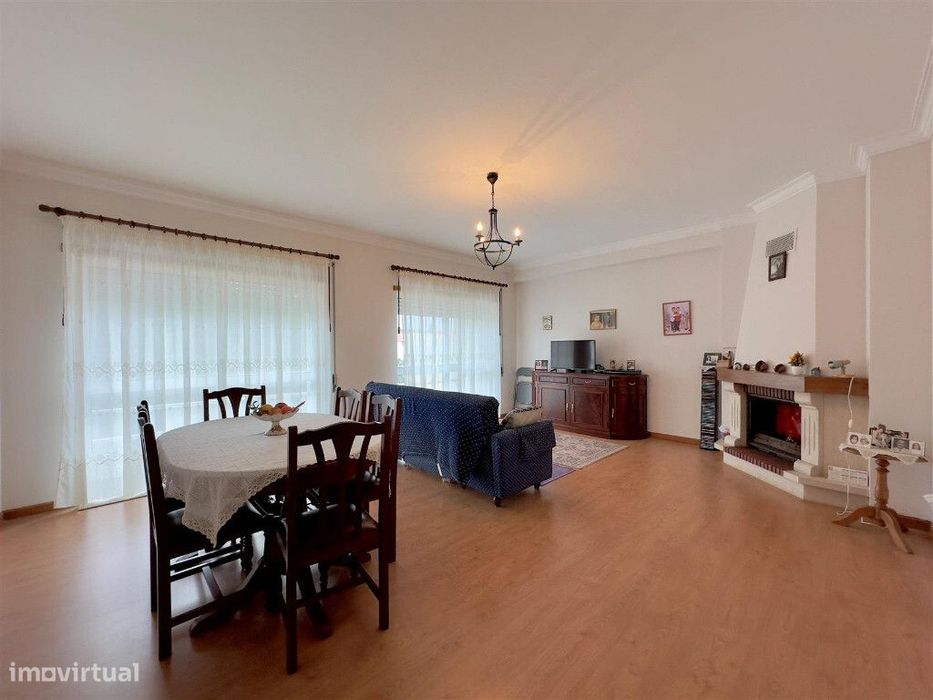 Apartamento T3 com garagem em zona de Eiras