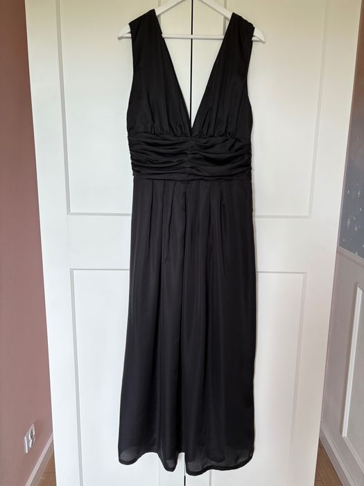 Czarna długa satynowa sukienka