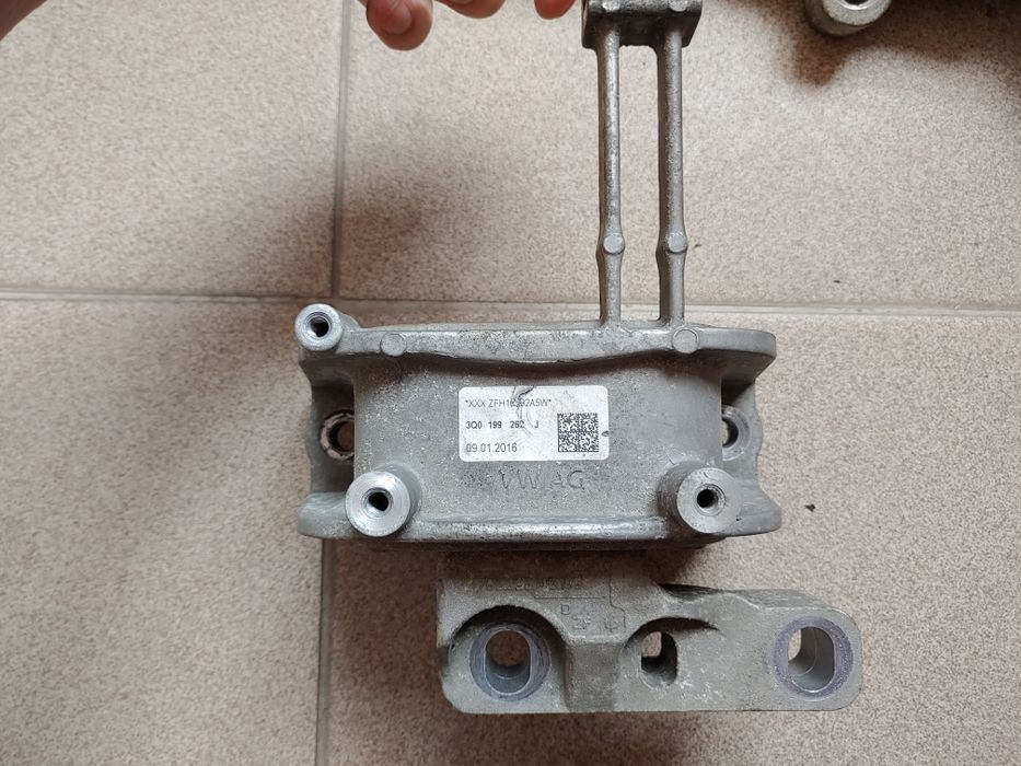 Опора подушка двигуна права VW Passat B8 3Q0199262J