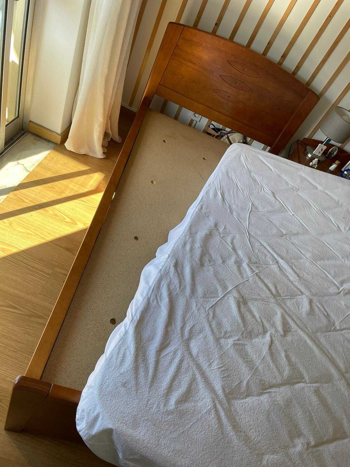 Cama de solteiro de madeira mogno com mesinha de cabeceira